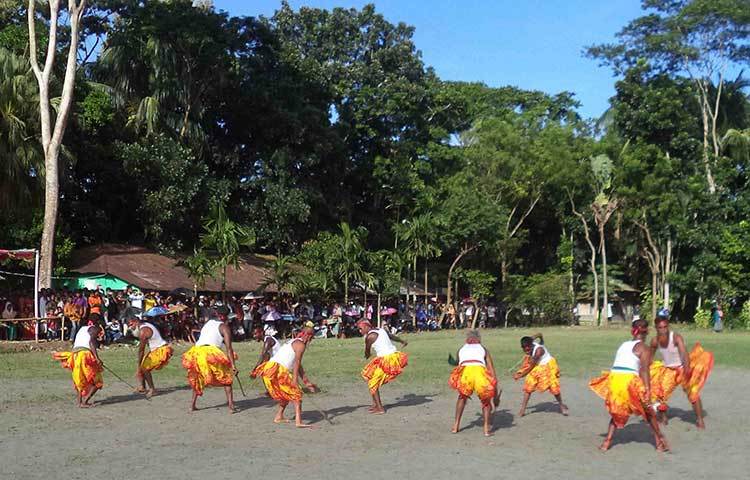 অনেক দূর থেকে লাঠিখেলা দেখতে ছুটে আসেন দর্শকরা। ছবি : হাসান মামুন