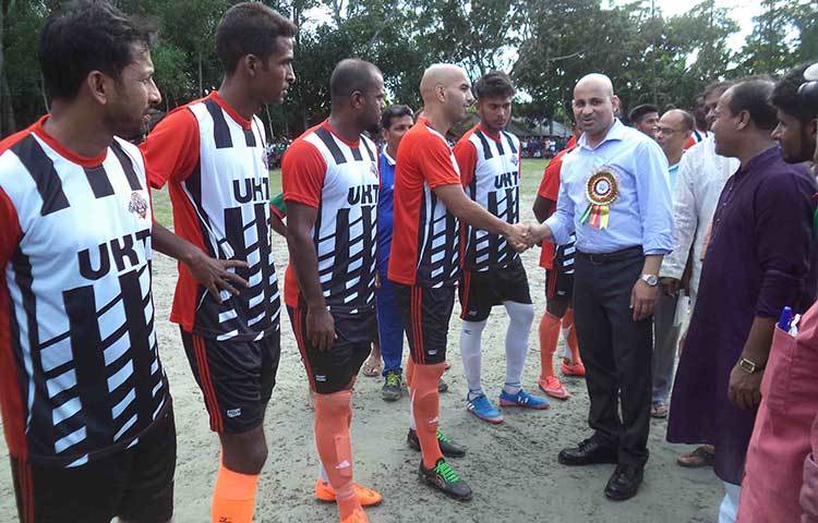 পিরোজপুর জেলা প্রশাসক আবু আহমেদ সিদ্দিকী প্রধান অতিথি হিসেবে উপস্থিত থেকে এ খেলার উদ্বোধন করেন। ছবি : হাসান মামুন