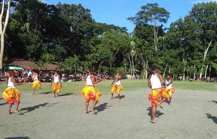 চলছে লাঠিখেলার লড়াই। ছবি : হাসান মামুন