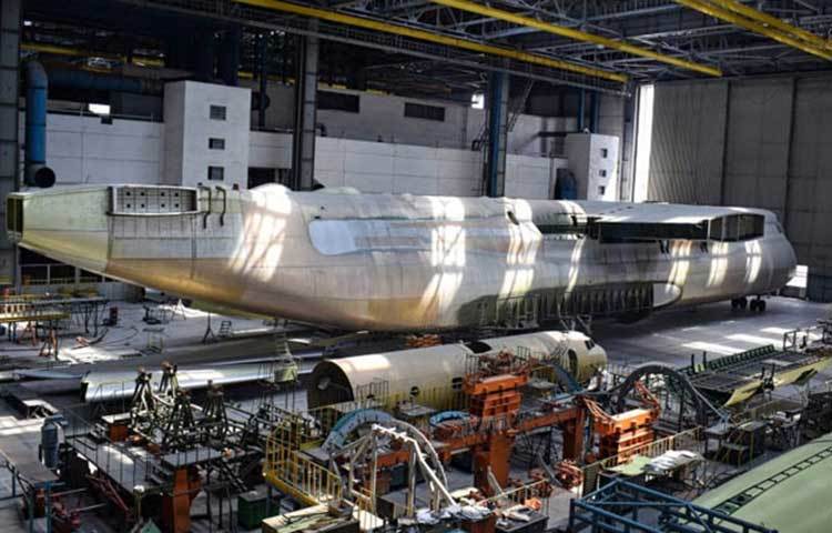 অ্যান্টোনোভ এএন-২২৫। বিশ্বের সবচেয়ে বড় যাত্রাবাহী প্লেন হিসাবে নির্মাণ কাজ শুরু করা হয়েছিল এই মডেলের।