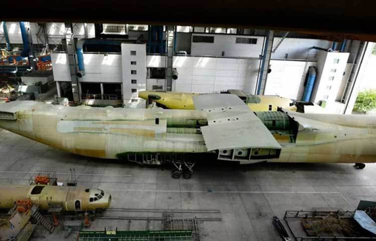 গত ৩০ বছর ধরে ইউক্রেনের এক হ্যাংগারে পড়ে রয়েছে প্লেনটা।