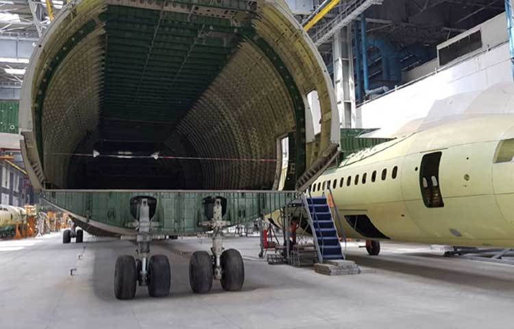 ইউক্রেনের রাজধানী কিয়েভের একটি হ্যাংগারে সোভিয়েত আমলের প্লেনটা রয়েছে। অ্যান্টোনোভ এএন-২২৫ মডেলের প্লেনটাকে এখনও পরিত্যক্ত ঘোষণা করা হয়নি। যত্ন করেই পরিষ্কার-পরিচ্ছন্ন রাখা হয়। গত ৩০ বছর ধরে এই প্লেনটাকে যত্ন সহকারে রাখা হয়েছে।