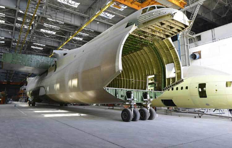 ইউক্রেন একসময় সোভিয়েত ইউনিয়নের অন্তর্ভুক্ত ছিল। সেই সময় মার্কিন যুক্তরাষ্ট্রের সঙ্গে পাল্লা দিতে সুবিশাল এই প্লেনটির নির্মাণকাজ শুরু হয়। ৭০ শতাংশ নির্মাণকাজ শেষও হয়ে যায়। এরপর ১৯৯১ সালে সোভিয়েত ইউনিয়ন ভেঙে যায়। প্লেনটির মালিকানা চলে যায় ইউক্রেনের হাতে। এরপর প্লেনটির নির্মাণকাজ আর শেষ করতে পারেনি ইউক্রেন।