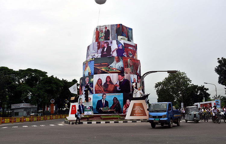বিজয় সরণীর মোড় নান্দনিকভাবে সাজানো হয়েছে। এতে শোভা পাচ্ছে প্রধানমন্ত্রীকে বিভিন্ন সময় দেয়া আন্তর্জাতিক পুরস্কার প্রদানের ছবি। ছবি : বিপ্লব দিক্ষিৎ