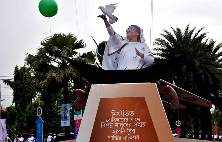 শান্তির পায়রা উড়িয়ে দিচ্ছেন প্রধানমন্ত্রী শেখ হাসিনা। ছবি : বিপ্লব দিক্ষিৎ
