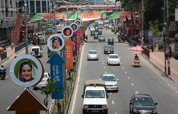 ‘তুমি শেখ হাসিনা তুমি অনন্যা’-এরকমের বিভিন্ন স্লোগানের প্লাকার্ডে সাজানো হয়েছে রাজধানীর রাস্তার ডিভাইডার। ছবি : বিপ্লব দিক্ষিৎ