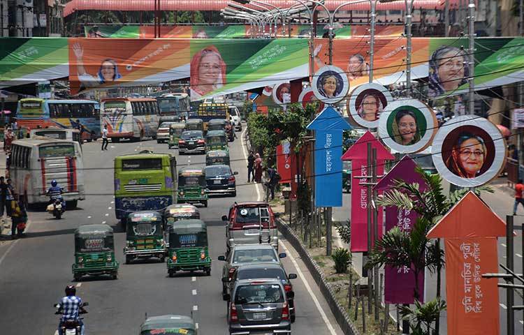 প্রধানমন্ত্রীকে সংবর্ধনা কেন্দ্র করে নগরীতে সাজ সাজ রব বিরাজ করছে। ছবি : বিপ্লব দিক্ষিৎ