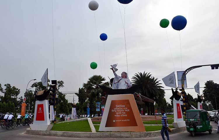 প্রধানমন্ত্রী শেখ হাসিনা গণভবন থেকে সংবর্ধনাস্থলে যে সড়ক দিয়ে আসবেন সে সড়কগুলোতে সরকারের বিভিন্ন উন্নয়ন ও অর্জনের ছবি সংবলিত পোস্টার-ফেস্টুন ও ব্যানার লাগানো হয়েছে। ছবি : বিপ্লব দিক্ষিৎ