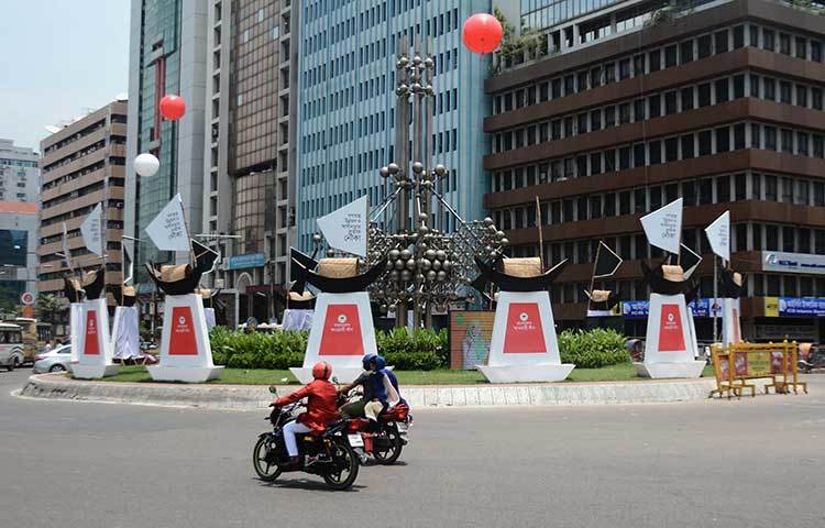 নৌকায় সাজানো হয়েছে কারওয়ান বাজার। ছবি : বিপ্লব দিক্ষিৎ