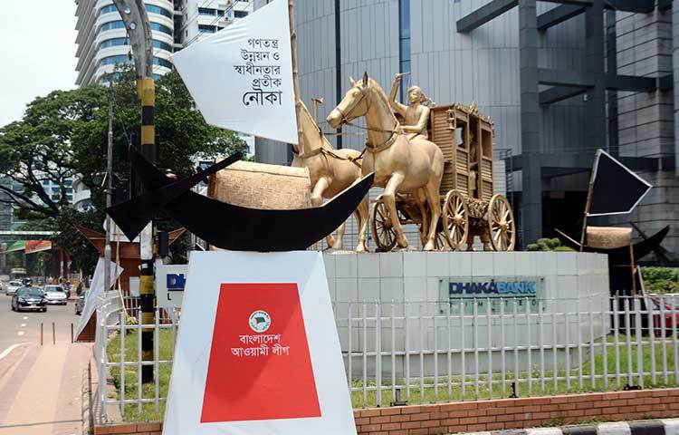 শেরাটন মোড়ের সাজসজ্জা। ছবি : বিপ্লব দিক্ষিৎ