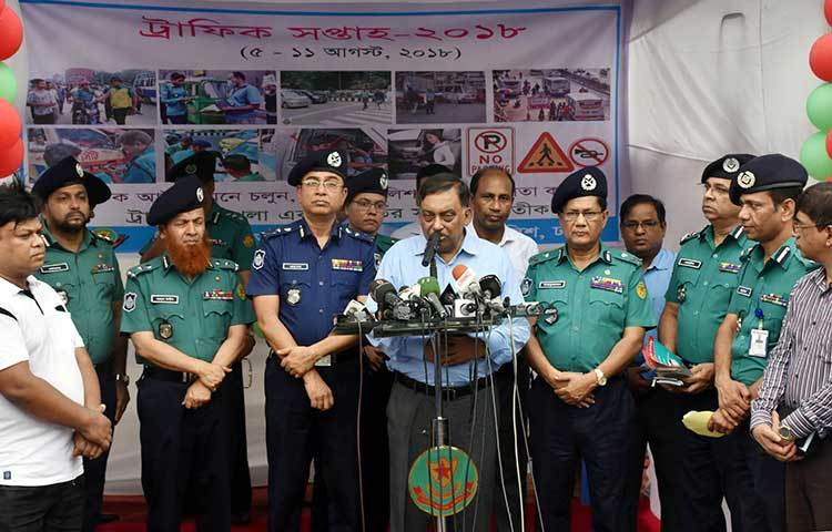 উদ্বোধনী অনুষ্ঠানে বক্তব্য রাখছেন আসাদুজ্জামান খান কামাল। ছবি : বিপ্লব দিক্ষিৎ