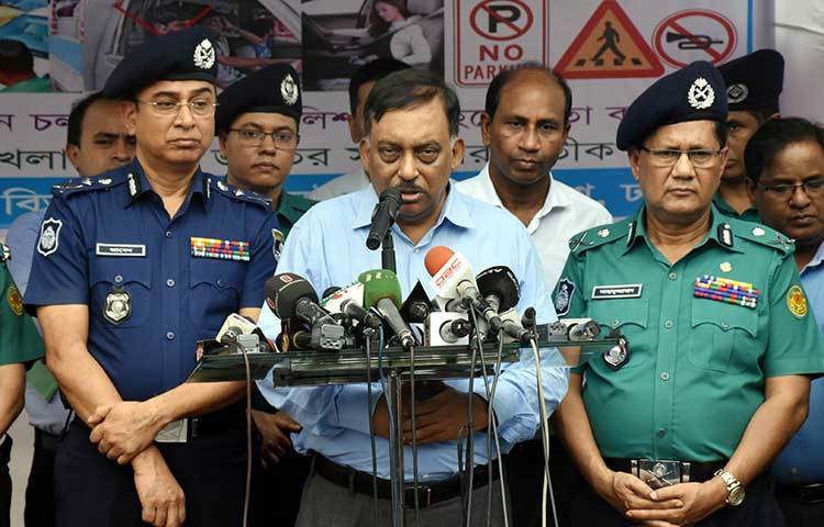 ট্রাফিক সপ্তাহ উদ্বোধন অনুষ্ঠানে আসাদুজ্জামান খান কামাল বলেন, ব্যাগ নিয়ে ঢাকায় আসছেন এমন অনেকের স্কুলব্যাগ ভর্তি পাথর পাওয়া গেছে। ছবি : বিপ্লব দিক্ষিৎ