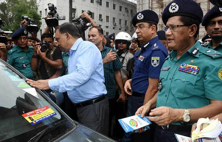 চাকলকদের সঙ্গে কথা বলছেন স্বরাষ্ট্রমন্ত্রী। ছবি : বিপ্লব দিক্ষিৎ