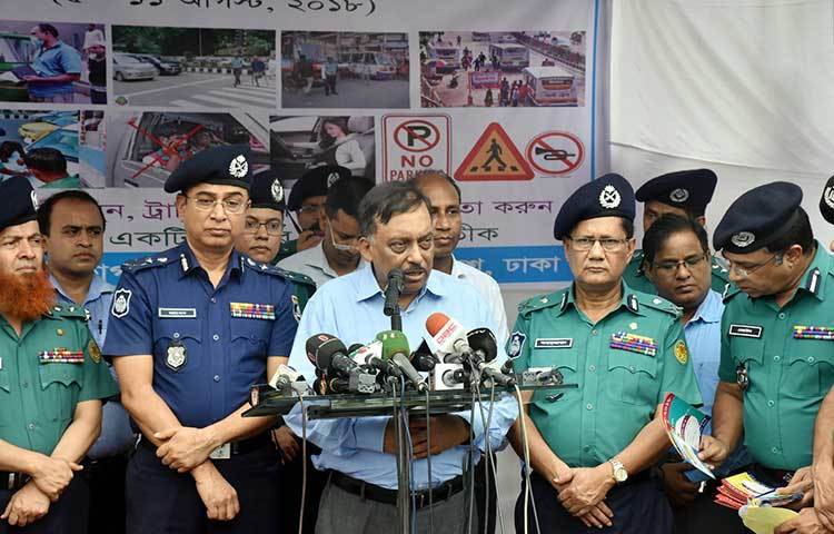 ট্রাফিক সপ্তাহ উপলক্ষে স্বরাষ্ট্রমন্ত্রী সবাইকে সড়ক আইন মেনে চলার নির্দেশ দেন। ছবি : বিপ্লব দিক্ষিৎ