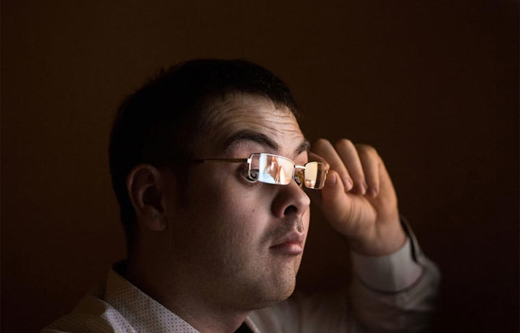 পর্নো আসক্ত হয়ে পড়লে তার পিছনে খরচ যেমন বাড়ে, সেরকমই এই আসক্তির প্রভাব পড়েতে পারে পেশাদারি জীবনেও। কর্মক্ষেত্রে যা সমস্যা তৈরি করতে পারে।