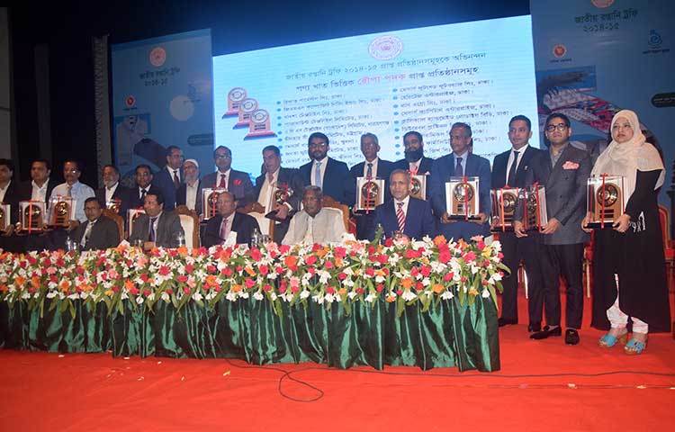 রোববার রাজধানীর ওসমানী স্মৃতি মিলনায়তনে বাণিজ্যমন্ত্রী তোফায়েল আহমেদ প্রধান অতিথি হিসেবে উপস্থিত থেকে এ ট্রফি প্রদান করেন। ছবি : মাহবুব আলম