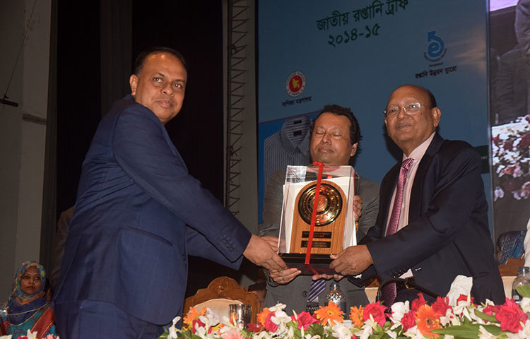 প্রাণ ডেইরি লিমিটেডের প্রাপ্ত স্বর্ণপদক বাণিজ্যমন্ত্রীর হাত থেকে গ্রহণ করেন প্রাণের ব্যবস্থাপনা পরিচালক ইলিয়াছ মৃধা। ছবি : মাহবুব আলম