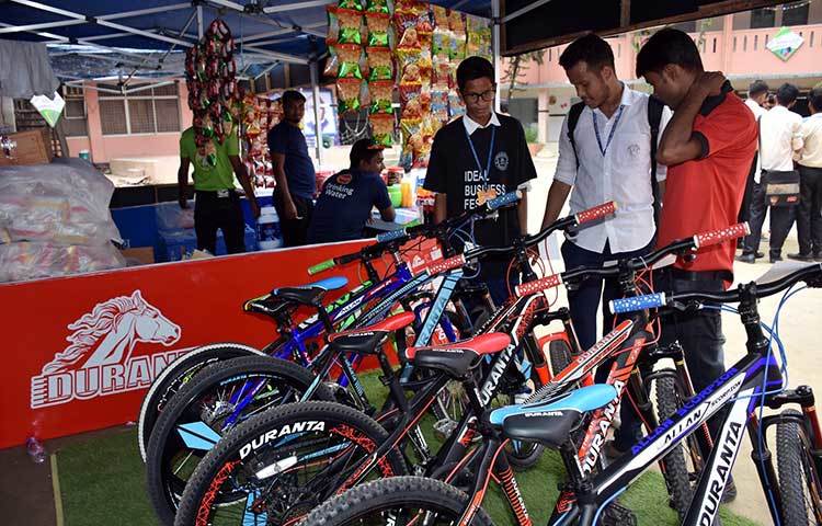শিক্ষার্থীদের অন্যতম আগ্রহের কেন্দ্রবিন্দু ছিল দুরন্ত বাই সাইকেলের স্টল। ছবি : বিপ্লব দিক্ষিৎ