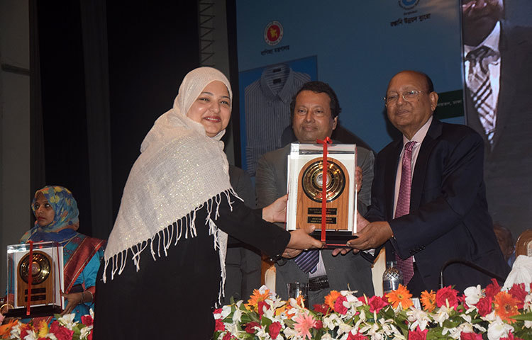 প্রাণ এগ্রো লিমিটেড-এর প্রাপ্ত রৌপ্য পদক বাণিজ্যমন্ত্রীর হাত থেকে গ্রহণ করেন প্রাণ-আরএফএল গ্রুপ-এর পরিচালক (কার্পোরেট ফাইন্যান্স) উজমা চৌধুরী। ছবি : মাহবুব আলম