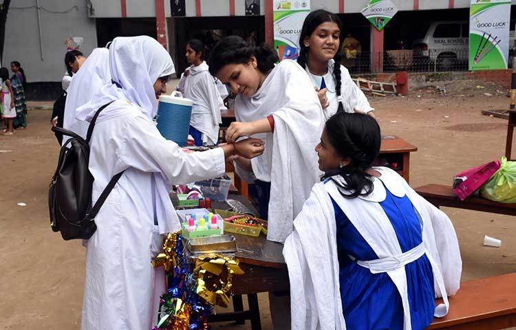 বিজনেস ফেস্টিভালে শিক্ষার্থীরা নিজেদের তৈরি পণ্য প্রদর্শন করছে। ছবি : বিপ্লব দিক্ষিৎ