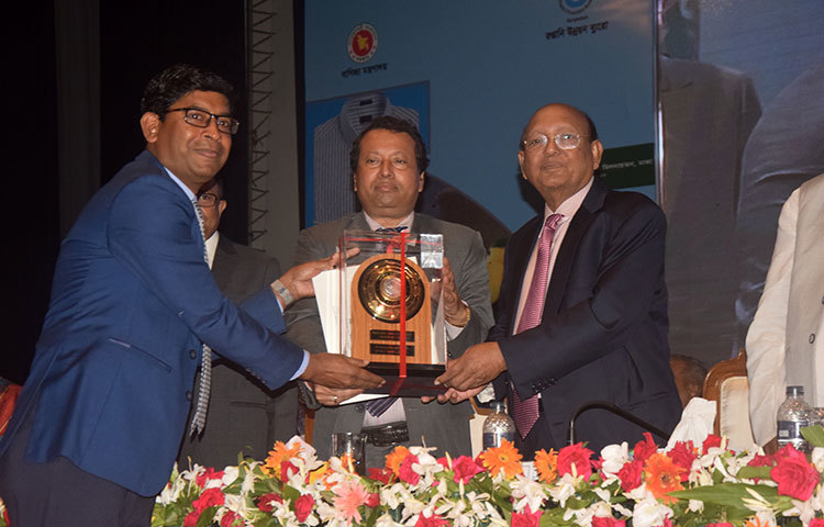 ডিউরেবল প্লাস্টিকস লিমিটেডের প্রাপ্ত রৌপ্য পদক গ্রহণ করেন আরএফএল প্লাস্টিকের পরিচালক রথীন্দ্র নাথ পাল (আর এন পাল)। ছবি : মাহবুব আলম