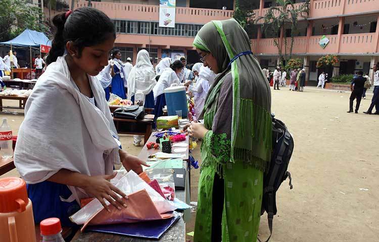 নিজের তৈরি পণ্য সম্পর্কে অন্যদের অবহিত করছে এক শিক্ষার্থী। ছবি : বিপ্লব দিক্ষিৎ