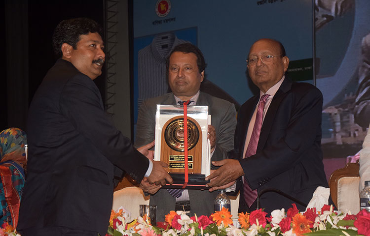 ময়মনসিংহ এগ্রো লিমিটেড-এর রফতানি ব্রোঞ্জ পদক গ্রহণ করেন প্রতিষ্ঠানটির চিফ অপারেটিং অফিসার মো. মিজানুর রহমান। ছবি : মাহবুব আলম