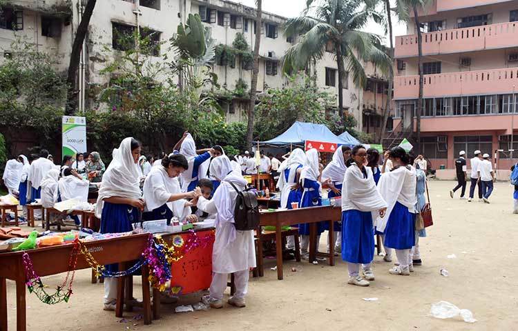 সরেজমিনে গিয়ে দেখা যায় ৩০টির মতো স্টল দিয়েছে শিক্ষার্থীরা। সেখানে ৮০টি স্কুল-কলেজের শিক্ষার্থীরা বিভিন্ন প্রতিযোগিতায় অংশ নিয়েছে। ছবি : বিপ্লব দিক্ষিৎ