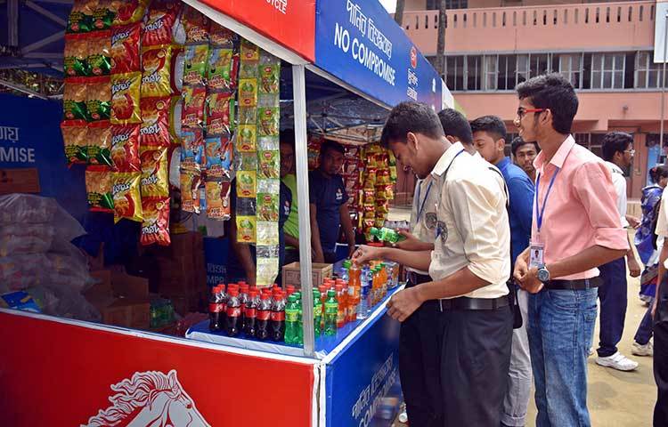 শনিবার বিকেল ৫টা পর্যন্ত চলবে এ ফেস্টিভাল। মোট ২৬টা প্রজেক্টকে আইসিটি, ম্যানুফ্যাকচারিং ও সার্ভিস এই তিন ভাগে ভাগ করে শিক্ষার্থীদের অংশ নেয়ার সুযোগ দেয়া হয়েছে। ছবি : বিপ্লব দিক্ষিৎ