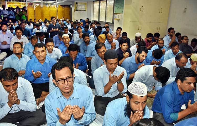 মরহুম মেজর জেনারেল (অব.) আমজাদ খান চৌধুরীর রুহের শান্তি কামনা করে মোনাজাত করা হয়। ছবি : বিপ্লব দিক্ষিৎ