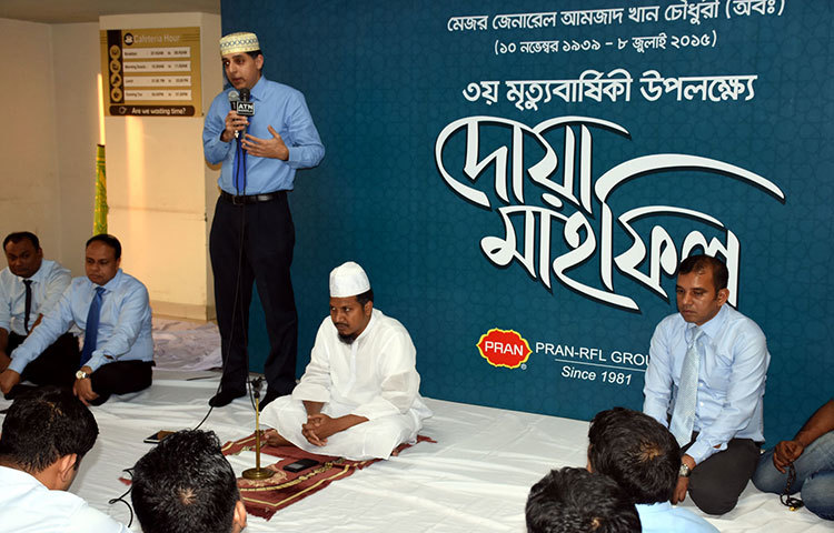 দোয়া মাহফিলে আমজাদ খান চৌধুরীর ছোট ছেলে ও প্রাণ-আরএফএল গ্রুপের সিইও আহসান খান চৌধুরী বলেন, ‘বাবাকে কখনও ব্যবসায়ের ক্ষেত্রে শর্টকাট কিংবা অসদুপায় অবলম্বন করতে দেখিনি। তিনি সবকিছু সিস্টেম্যাটিকভাবে করতেন।’ ছবি : বিপ্লব দিক্ষিৎ