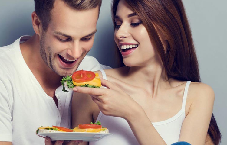 পার্টনার যদি খানিক অলস হয় বা খেতে ভালবাসে, অনেক ক্ষেত্রেই দেখা যায় একে অন্যজন খেতে উদ্বুদ্ধ করে। এতে করে বেশি খেতে খেতে ওজন বেড়ে যায়।