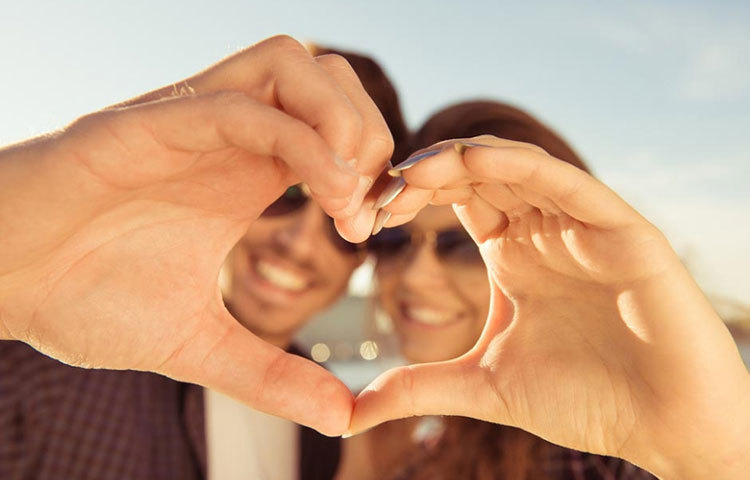 সব থেকে গুরুত্বপূর্ণ ব্যাপার, প্রেমে পড়লে প্রতিটি মানুষই বেশ খুশি খুশি থাকে। শরীরে হ্যাপি হরমোন (অক্সিটোসিন ও ডোপামিন) বেড়ে যায়। এবং এই হরমোনের ফলে খিদে বেড়ে যায়। এবং ক্যালোরি-যুক্ত খাবারের প্রতি আসক্তি বেড়ে যায়। ফলে শরীরের ওজন বেড়ে যায়।