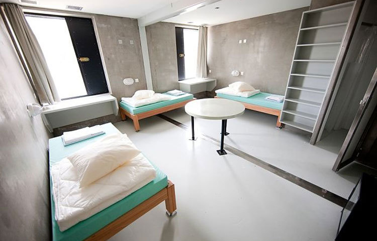 সুইজারল্যান্ডের চ্যাম্প দোলোন জেল এটি। এটি জেনেভায় ১৯৭৭ সালে তৈরি হয় এই জেল। সাধারণত অভিযুক্তদের রাখা হয় এখানে। বর্তমানে ১১৫টি দেশের অভিযুক্ত রয়েছে সুইজারল্যান্ডের জেলে।