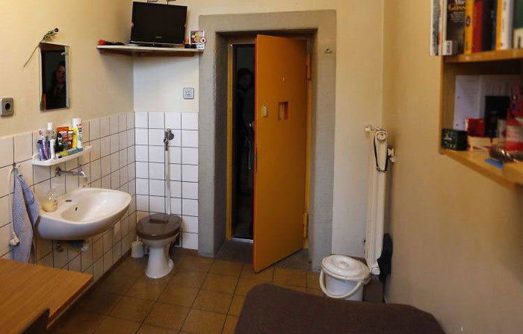 জার্মানির ল্যান্ডসবার্গ জেল এটি। এই জেলেই জীবনের একটা সময় কাটিয়েছে হিটলার। এখানে বসেই লিখেছে ‘মাইন ক্যাম্ফ’। আসামীদের জন্য সবধরনের সুবিধা রয়েছে। এছাড়া ৩৬টি বিষয়ে প্রশিক্ষণ দেওয়া হয় আসামীদের।