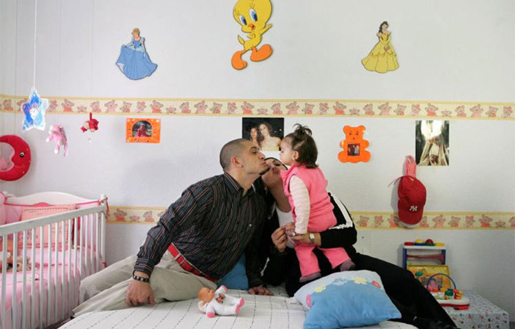 এটি স্পেনের অ্যারনজুয়েজ জেলখানা। এই জেলে পরিবার নিয়ে এক সঙ্গে সময় কাটানোর ব্যবস্থা আছে। চারপাশ রীতিমতো খোলামেলা, দেওয়ালে নানা কার্টুনের ছবিও দেখা যাচ্ছে। জেলের ভিতরই খেলার মাঠ, স্কুল সবই রয়েছে।