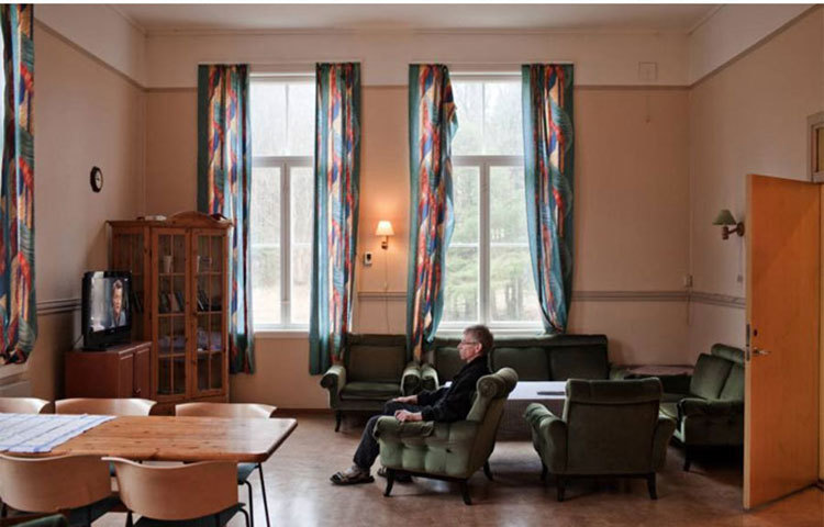 নরওয়ের ব্যাসটয় জেলখানা এটি। এই দেশের সবচেয়ে কম নিরপত্তাসম্পন্ন জেল এটি। হর্টেন মিউনিসিপ্যালিটির ওসলো ফিয়োর্ডে একটি গোটা দ্বীপ জুড়ে এই জেল। এখানে দোকান, লাইব্রেরি, অফিস, স্কুল, গির্জা সবকিছুই রয়েছে।