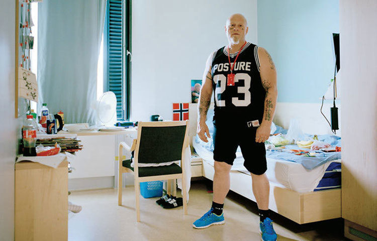 এটি নরওয়ের হালডেন জেল। নরওয়ের এই জেলটি সবচেয়ে কড়া নিরাপত্তাসম্পন্ন জেল। এমনকি নরওয়ের দ্বিতীয় বৃহত্তম জেল এটি। বিশ্বের বিভিন্ন প্রান্তের আসামীদের এই জেলে রাখা হয়। বাইরে কড়া নিরাপত্তা থাকলেও অভ্যন্তরে ততটাই খোলামেলা পরিবেশ। ২০১০ সালে তৈরি হয় এই জেলটি। মূলত পুর্নবাসনের জন্য ব্যবহার করা হয় জেলটিকে।