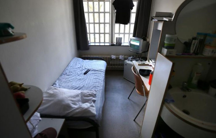 নেদারল্যান্ডস, নরগারহেভেন জেল- এই জেলে প্রত্যেক আসামীর জন্য বরাদ্দ রয়েছে নরম বিছানা, ফ্রিজ, টেলিভিশন, আসবাবপত্র এবং অ্যাটাচড বাথরুম।