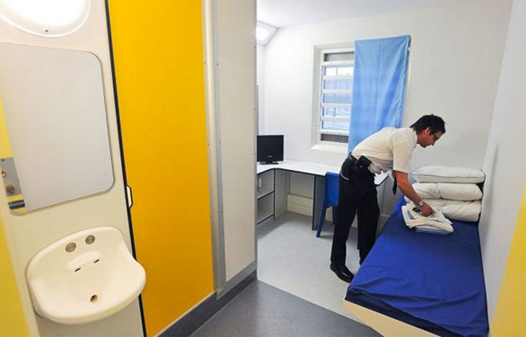 স্কটল্যান্ড এইচএমপি অ্যাডিওয়েল জেল-এই জেলে আসামীদের নানা বিষয়ে প্রশিক্ষণ দেওয়া হয়। জেলটিকে ঘিরে তৈরি হয়েছে অসাধারণ প্রাকৃতিক পরিবেশ। এখানে পরিবারের সঙ্গে দেখা করতে পারেন আসামীরা।