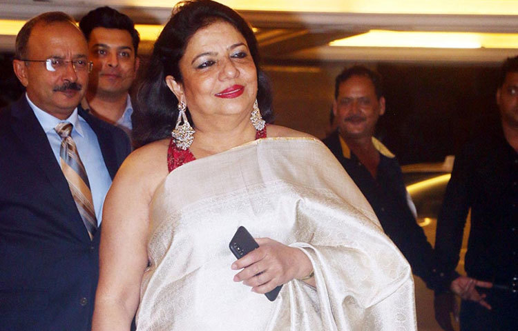 বাগদানে হাজির হয়েছিলেন নিক জোনাসের শাশুড়ি মা মধু চোপড়া।