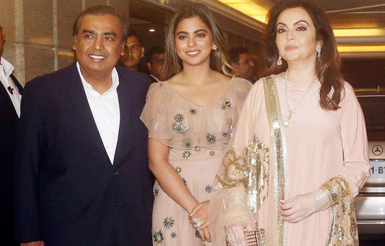 সপরিবারে মুকেশ অম্বানী। নিঃসন্দেহে ভারতের সবচেয়ে ধনী ব্যক্তির সপরিবারে আগমন এই অনুষ্ঠানের সব থেকে বড় চমক ছিল।