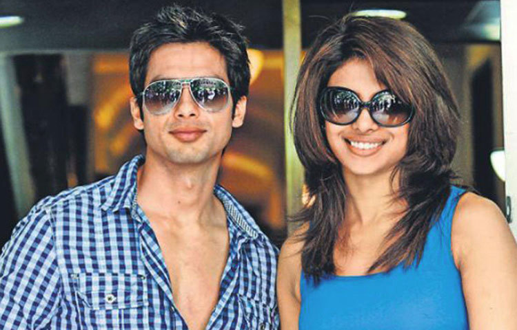 শাহিদ কাপুর-প্রিয়াঙ্কা : প্রিয়াঙ্কার বাড়ি থেকে অনেকবার শাহিদকে বেরিয়ে আসতে দেখেছিলেন পাপারাৎজিরা। সেই ছবি ক্যামেরাবন্দি হওয়ার পরেই বলিউডে আলোড়ন শুরু হয়ে যায়। শাহিদের সঙ্গে লিভ ইনে রয়েছেন প্রিয়াঙ্কা, এমন গুজবও ছড়ায়।