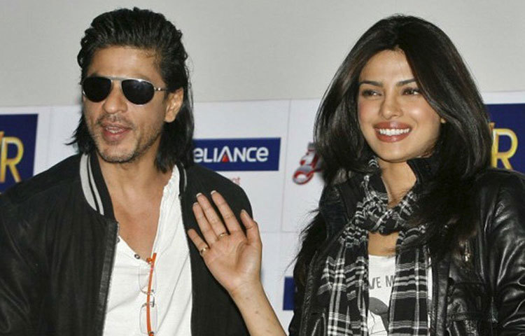 শাহরুখ-প্রিয়াঙ্কা : শাহরুখের সঙ্গে প্রিয়ঙ্কার সম্পর্ক নিয়ে এক সময় তোলপাড় হয় বলিউডে। সোশ্যাল মিডিয়ায় দু’জনের সম্পর্ক নিয়ে চর্চাও কিছু কম হয়নি। যদিও এই বিষয়ে শাহরুখ-প্রিয়ঙ্কা দু’জনেই মুখে কুলুপ এঁটেছিলেন। বলিউডে গুঞ্জন, শাহরুখ-পত্নী গৌরী খান নাকি দু’জনের এক সঙ্গে সিনেমার উপরেও নিষেধাজ্ঞা জারি করেছিলেন।