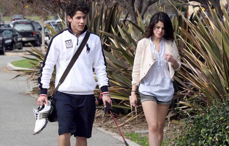 সেলেনা গোমেজ-নিক : মিলির সঙ্গে বিচ্ছেদের পর সহকর্মী সেলেনা গোমেজের সঙ্গে সম্পর্কে জড়িয়েছিলেন নিক। তার সংস্থা জোনাস ব্রাদার্স গ্রুপে কাজও করছেন সেলেনা। এক বছরেরও বেশি ডেট করেন দু’জনে। ২০০৯ সালে সেলেনার সঙ্গে ব্রেক আপ হয়ে যায় নিকের।