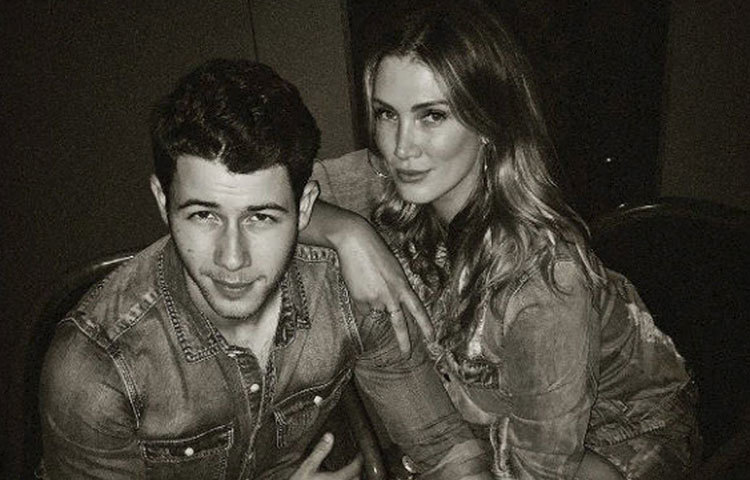 ডেল্টা গুডরেম-নিক : অস্ট্রেলিয়ান গায়িকা ও অভিনেত্রী ডেল্টার সঙ্গে বেশ কয়েক মাস ডেট করতে দেখা গিয়েছিল নিককে। সেই সময় সেলেনার সঙ্গে তার বিচ্ছেদ হয়ে গিয়েছে। নিকের থেকে বয়সে প্রায় আট বছরের বড় ডেল্টা নাকি পরে সম্পর্ক থেকে বেরিয়েও এসেছিলেন। ২০১৭ সালে ফের দু’জনের সম্পর্ক জোড়া লেগেছিল বলে শোনা যায়। তবে, সেটাও বেশি দিন টেকেনি।