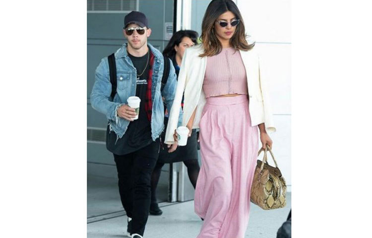 প্রিয়াঙ্কা চোপড়া ও মার্কিন গায়ক নিক জোনাসের সম্পর্কের কথা নিয়ে মুখরোচক আলোচনা চলছে। সম্প্রতি তারা ভারতে ভ্রমণে এসেছিলেন।