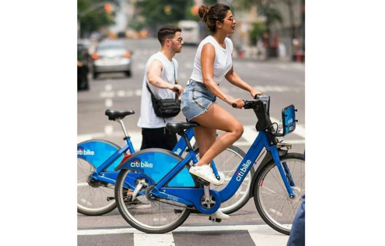 কিছুদিন আগে নিউ ইয়র্কের রাস্তায় সাইকেল চালাচ্ছিলেন তারা।