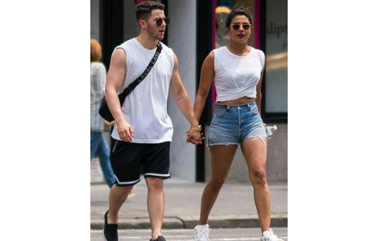 ব্যায়াম করতে বের হযেছেন নিক-প্রিয়াঙ্কা।