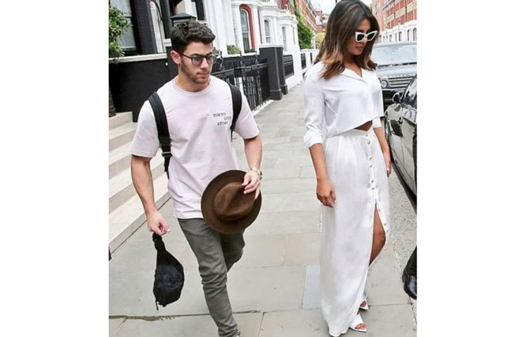 সাদা পোশাকে সেজেছেন তারা।